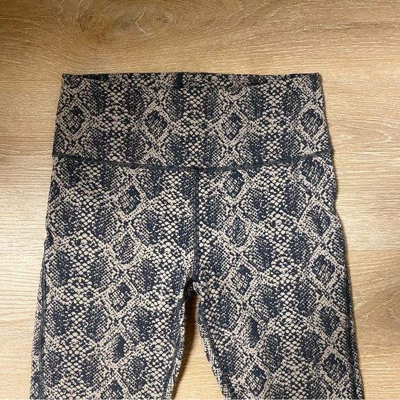 Athleta Ultimate 7/8‎ Tight - Picture 3 of 10